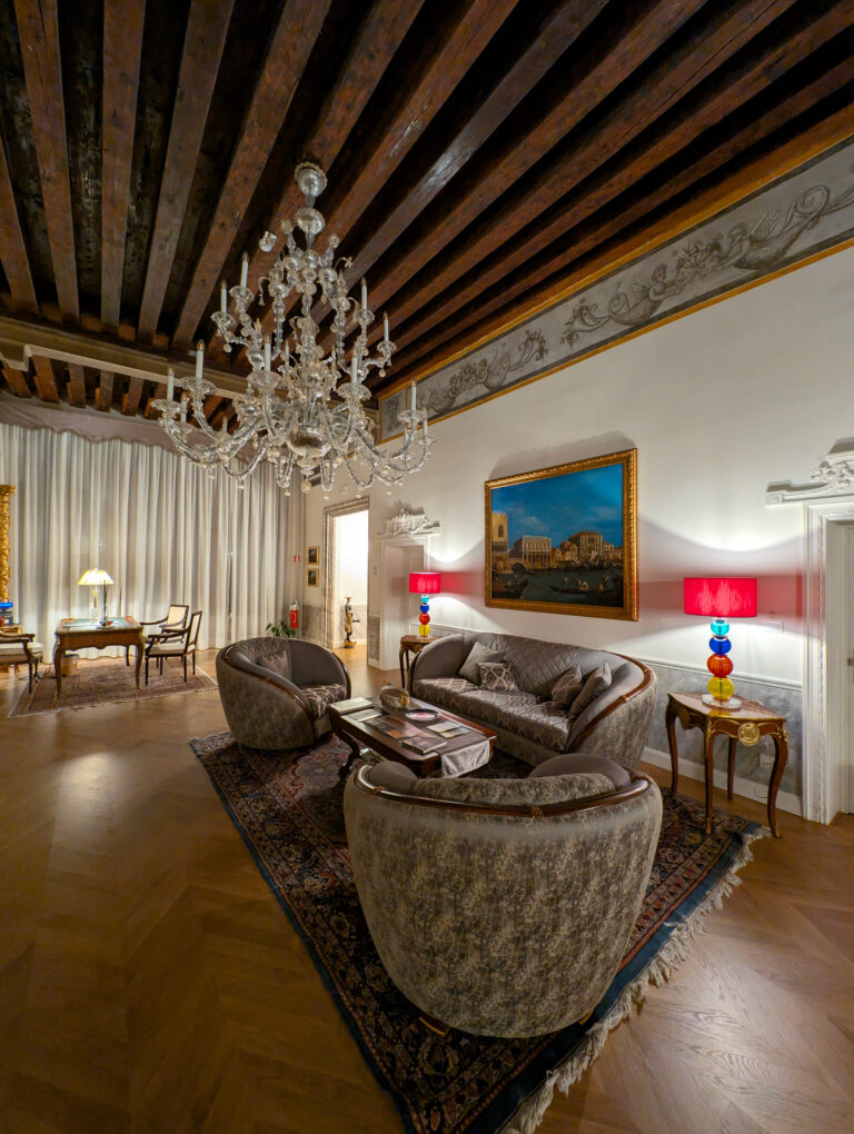Salon coloré au Palazzo dei Mori à Venise