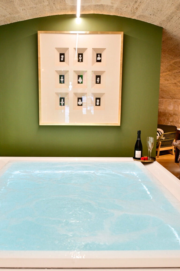 Jacuzzi intérieur privatisable au Pavillon des Millésimes près de Bordeaux