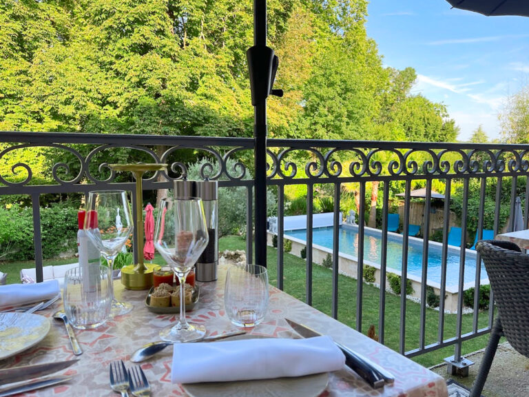 Déjeuner sur le balcon face au jardin au Pavillon des Millésimes près de Bordeaux