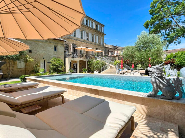Transats au bord de la piscine au Pavillon des Millésimes près de Bordeaux