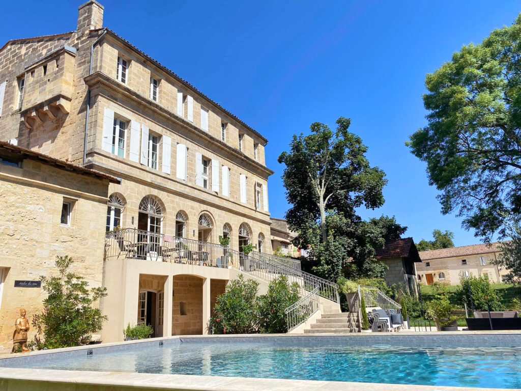 Façade en pierre et piscine au Pavillon des Millésimes près de Bordeaux