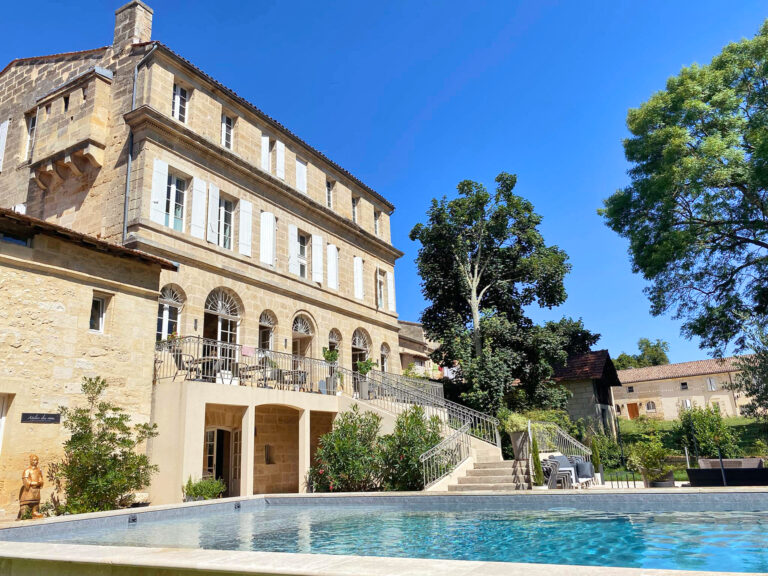 Façade en pierre et piscine au Pavillon des Millésimes près de Bordeaux