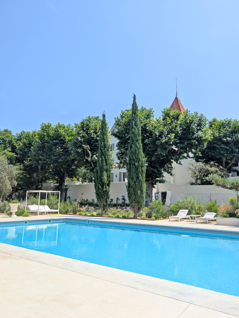 Sublime piscine du jardin au château Pimo à Draguignan