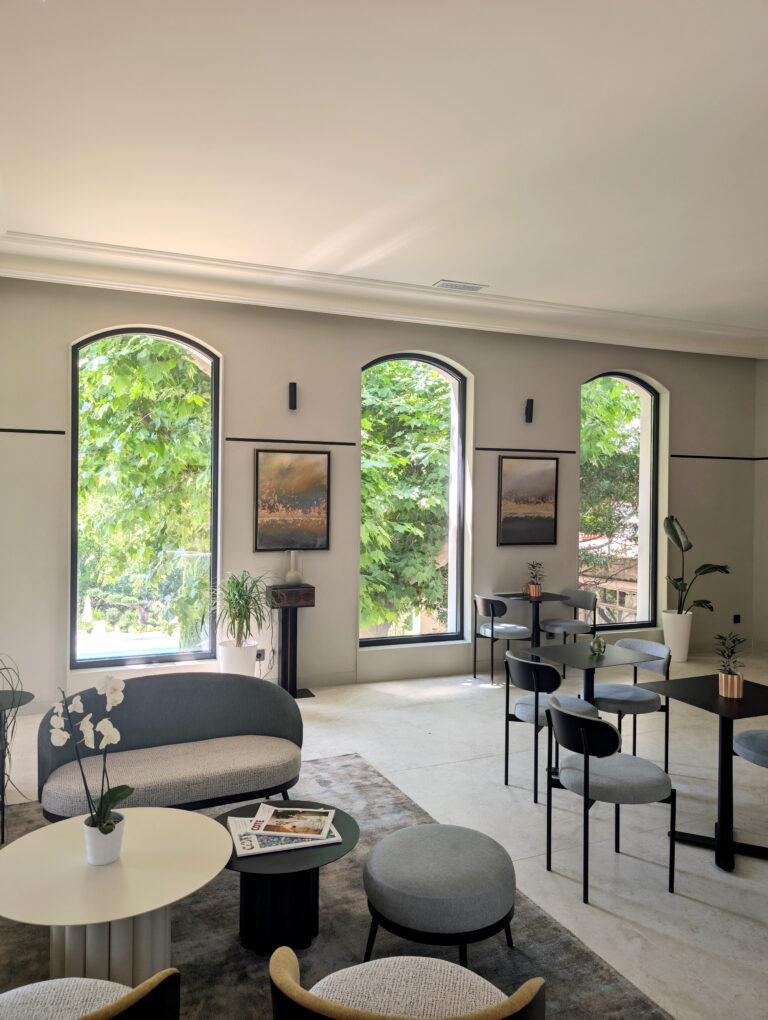 Salon avec vue sur le jardin au Château Pimo à Draguignan