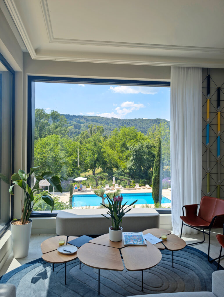 Salon avec vue sur la piscine au Château Pimo à Draguignan