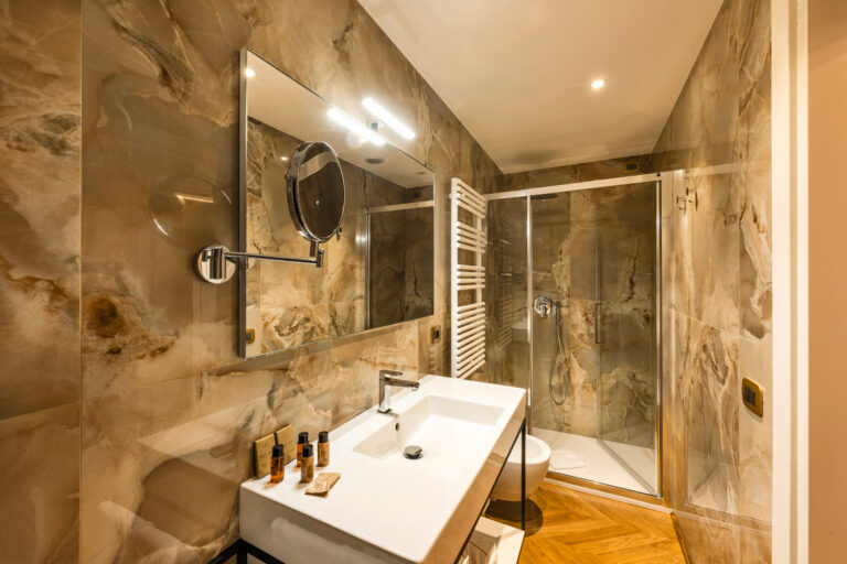 Salle de bain avec douche au Palazzo dei Mori à Venise