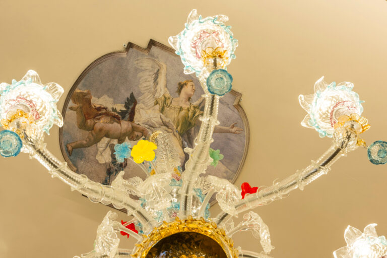 Lustres en verre de Murano au Palazzo dei Mori à Venise