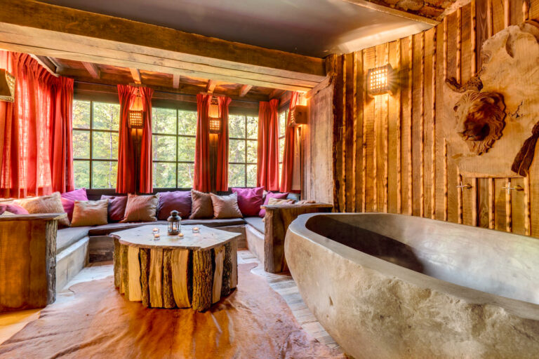 Baignoire en pierre de la Suite Aglaé aux Suites du Moulin