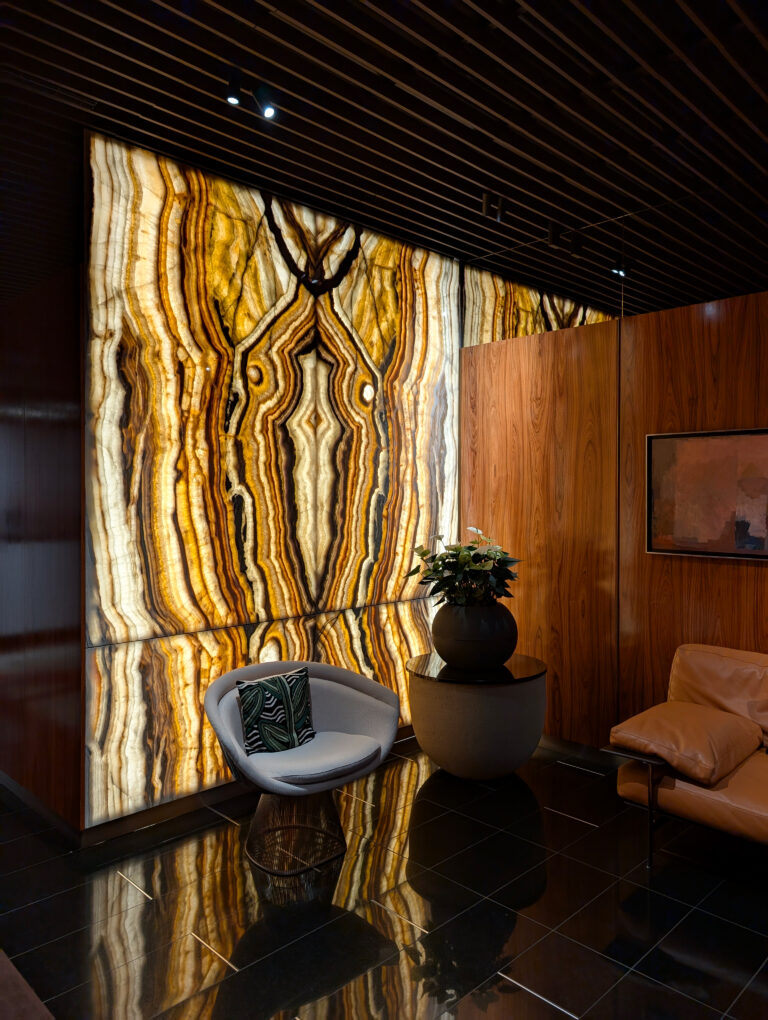 Lobby avec onyx (pierre du Brésil) au L-Avenue