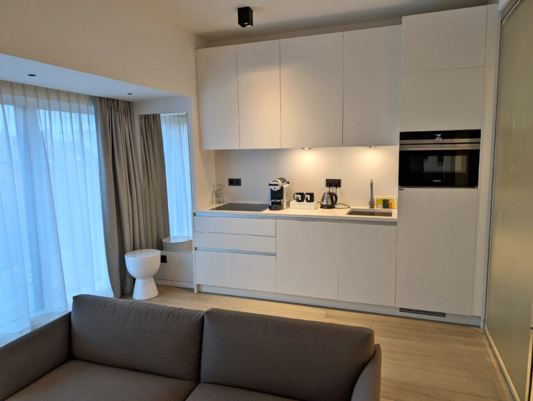 Cuisine équipée au L-Avenue à Bruxelles