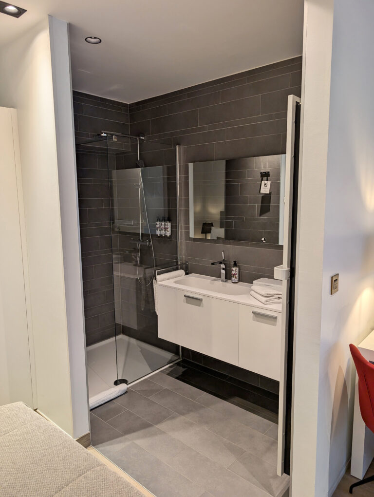 Salle de bain au L-Avenue à Bruxelles