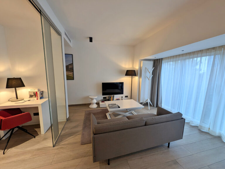 Espace TV de la suite au L-Avenue de bruxelles