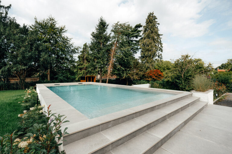 Piscine extérieure au Designer Hôtel à Verviers