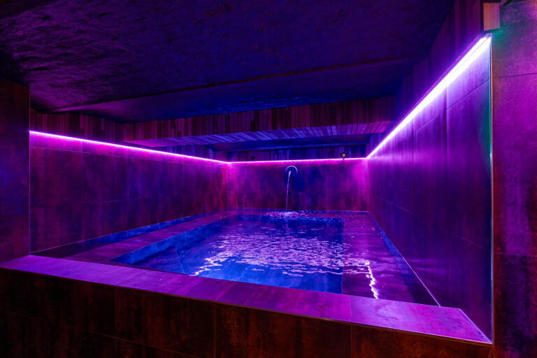 Jacuzzi intérieur au Designer Hôtel à Verviers