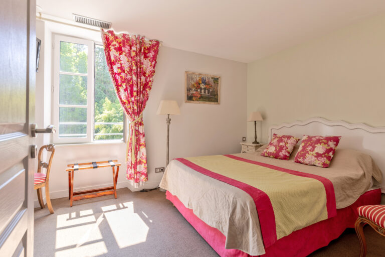 Chambre colorée au Moulin de Mitou dans le Périgord