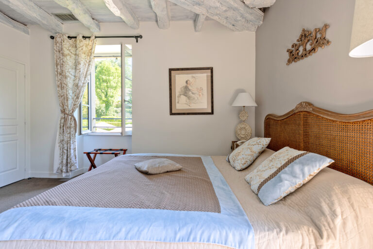 Chambre lumineuse au Moulin de Mitou dans le Périgord