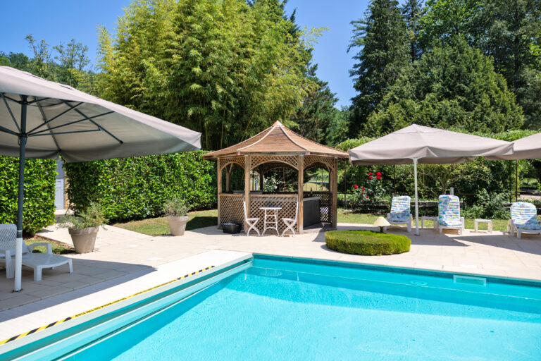 Piscine extérieure au Moulin de Mitou dans le Périgord