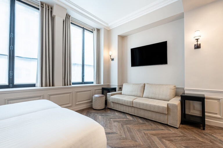 Coin salon à l'Hôtel Saint-Louis Luxembourg à Paris