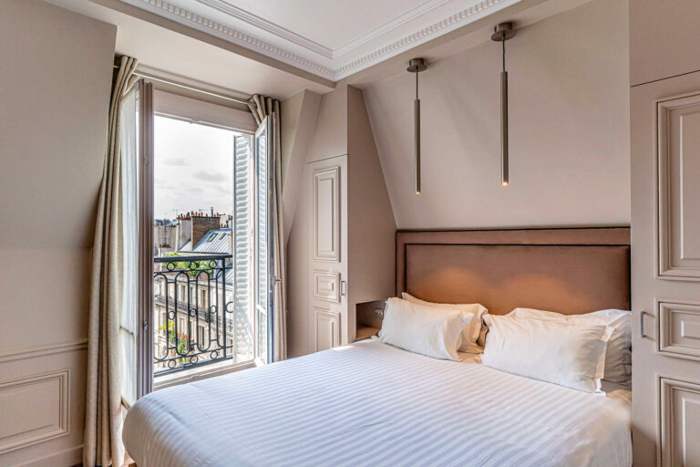Chambre avec balcon à l'Hôtel Saint-Louis Luxembourg à Paris