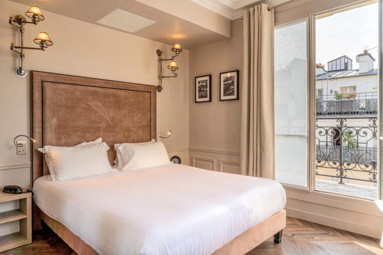 Chambre avec balcon à l'Hôtel Saint-Louis Luxembourg à Paris