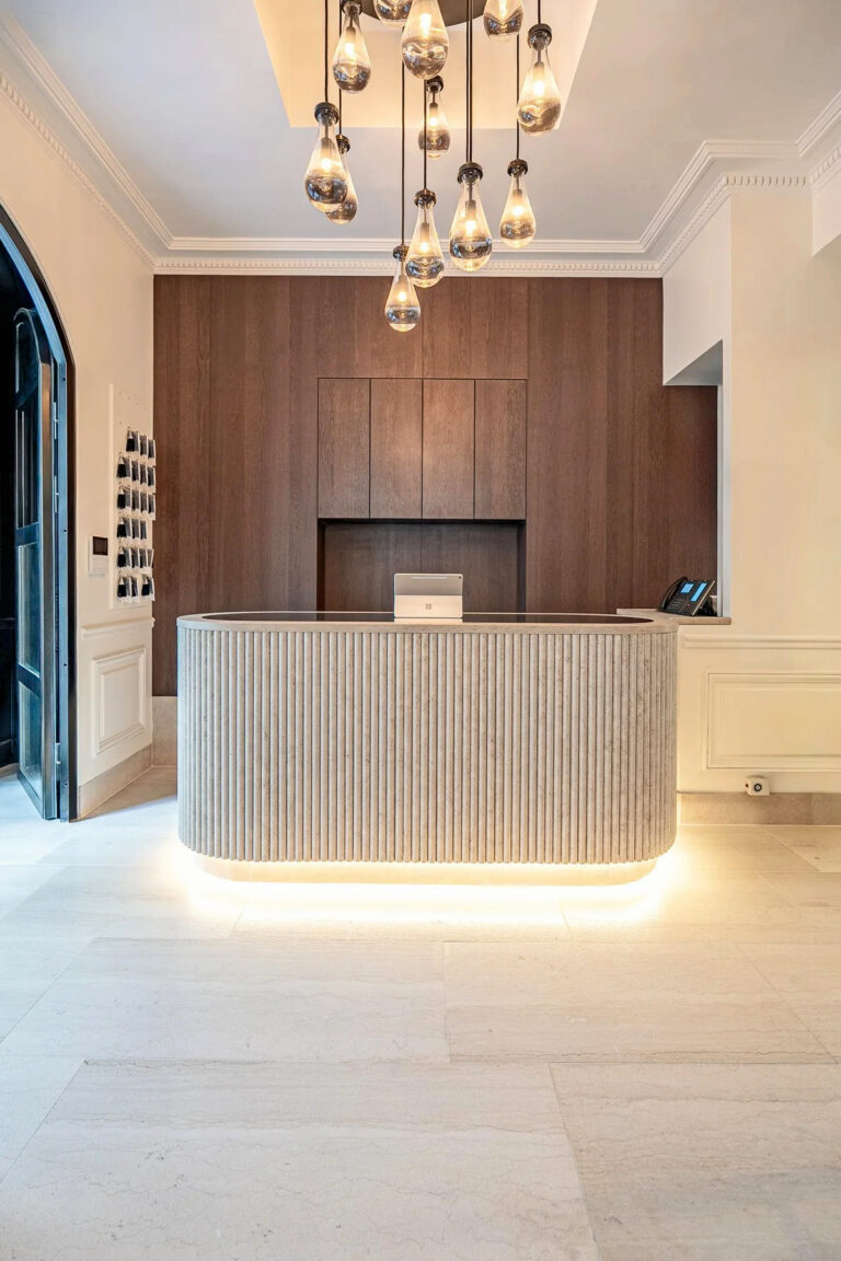 Accueil moderne de l'hôtel Saint-Louis Luxembourg à Paris