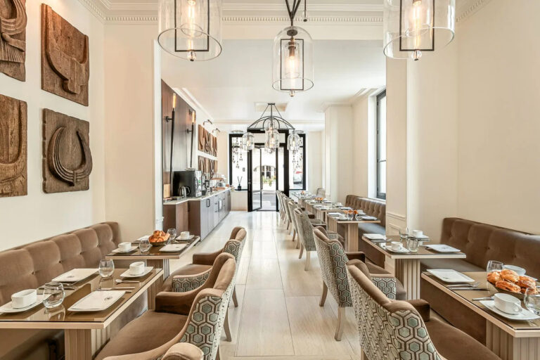 Salle du petit-déjeuner lumineuse à l'Hôtel Saint-Louis Luxembourg à Paris