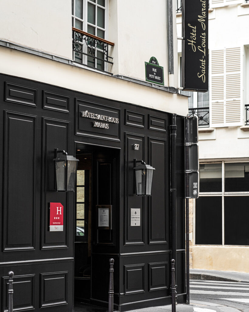 Façade de l'hôtel Saint-Louis Marais à Paris